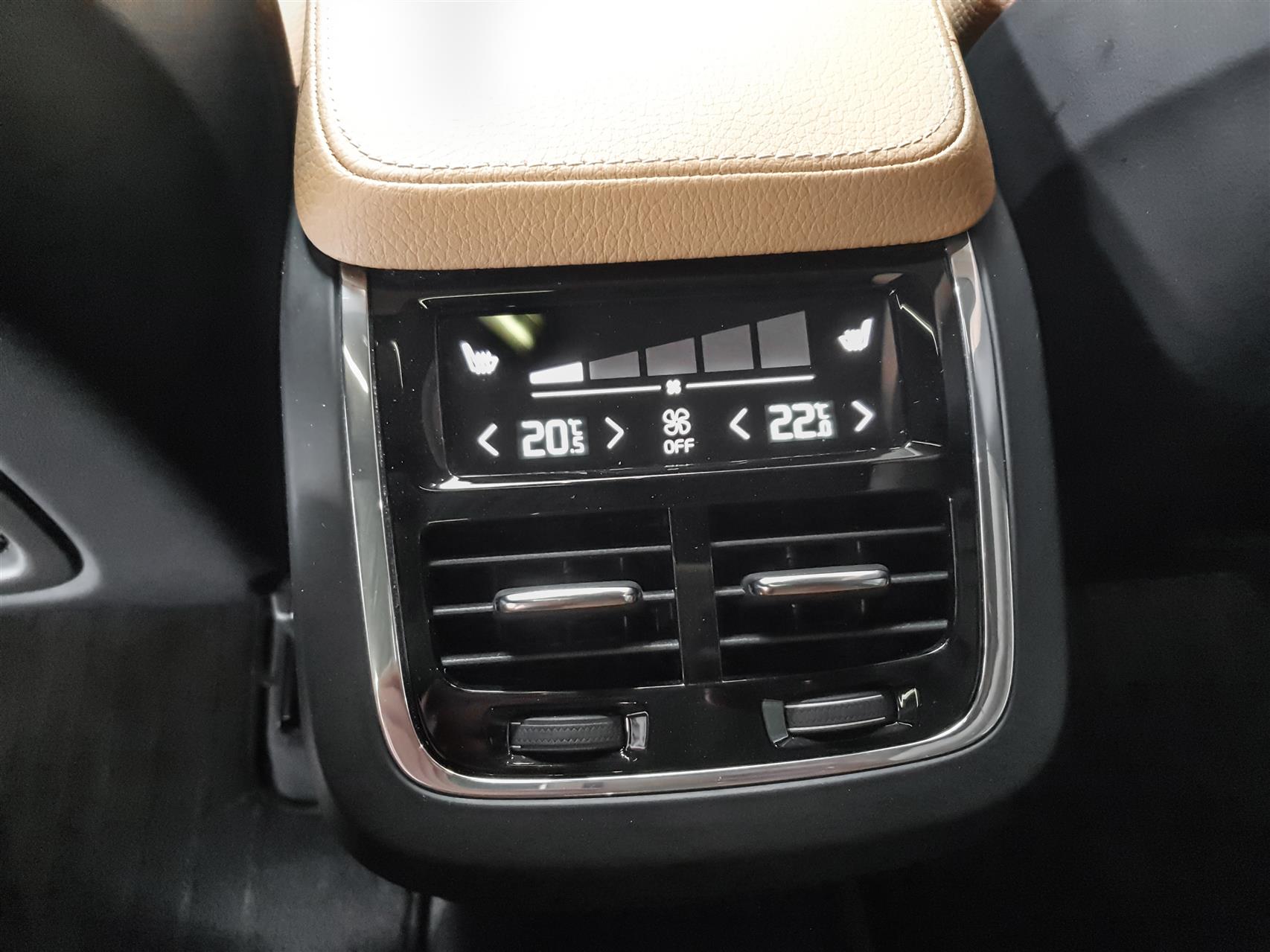 2,0 D5 Momentum AWD 225HK 5d 8g Aut. image6